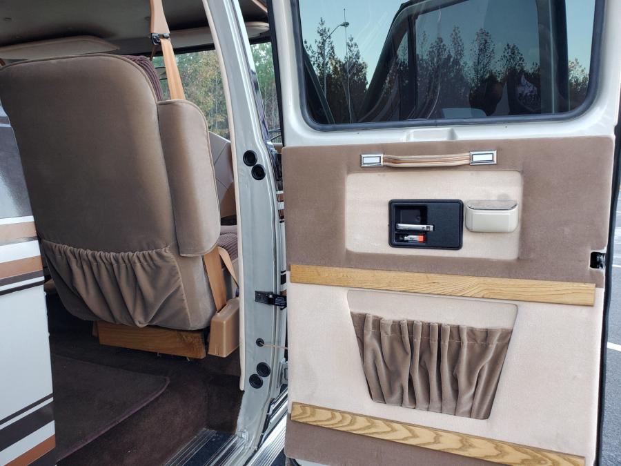 Детали интерьера Chevrolet G20 Conversion Van  (CG21305) 1988 года  (фото 212 из 257)